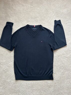 Tommy Hilfiger Long Sleeve V-Neck Navy Sweater. Size L
